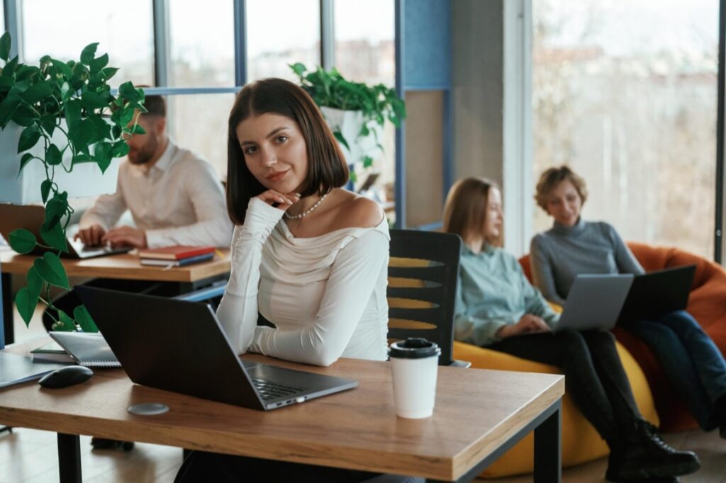 Na rynku laptopów profesjonalnych Lenovo ThinkPad P16 Gen 2 stanowi silną konkurencję dla takich marek jak HP ZBook czy Dell Precision dzięki swojej wyjątkowej wydajności i adaptacyjności do różnorodnych środowisk pracy