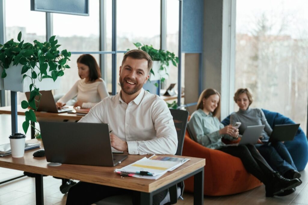 Na rynku laptopów profesjonalnych Lenovo ThinkPad P16 Gen 2 stanowi silną konkurencję dla takich marek jak HP ZBook czy Dell Precision dzięki swojej wyjątkowej wydajności i adaptacyjności do różnorodnych środowisk pracy